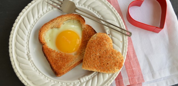 heart-shaped-foods-Valentines-Day-egg-toast